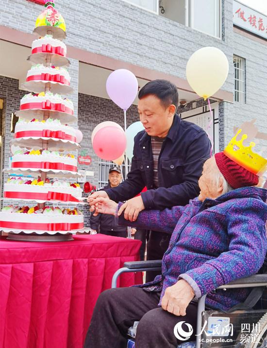五桂村“兩委”請老人們吃生日蛋糕。青白江新聞中心供圖