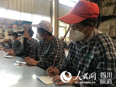 村民們在“幸福課堂”聽講。記者李平 攝