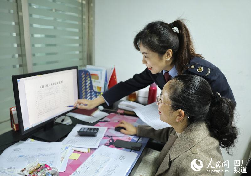 稅務工作人員到企業指導辦理退（抵）稅業務。內江市稅務局供圖