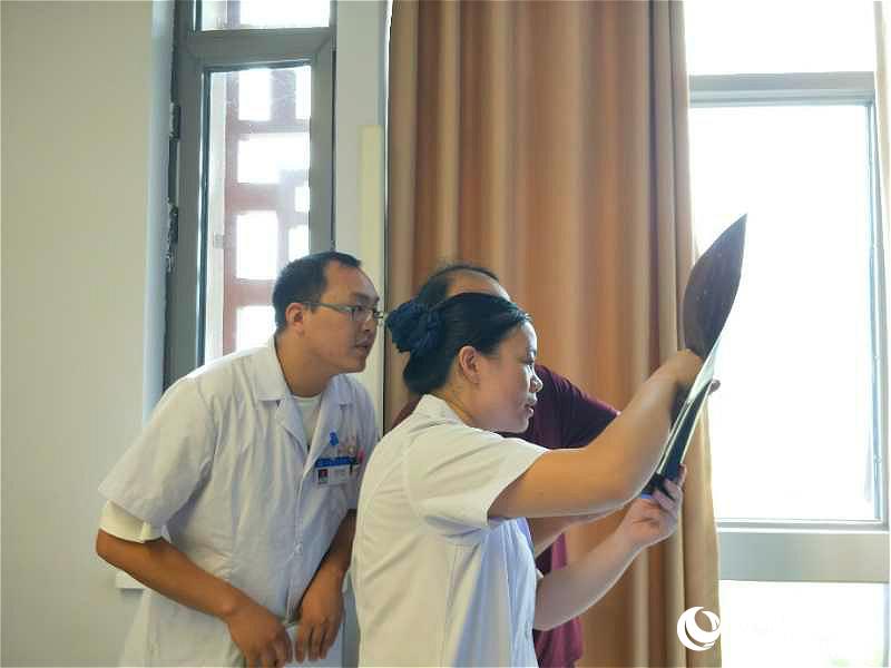 劉堂華與同事分析病情。雷晰然 攝