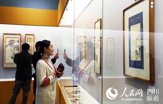 觀展。成都武侯祠博物館供圖
