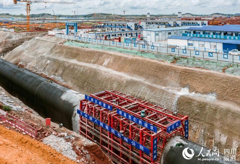 國內首台深基坑大斷面暗渠超長整體現澆移動筑模台車應用於機場建設中。