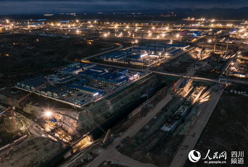 機場夜間施工中。江雪麗 攝