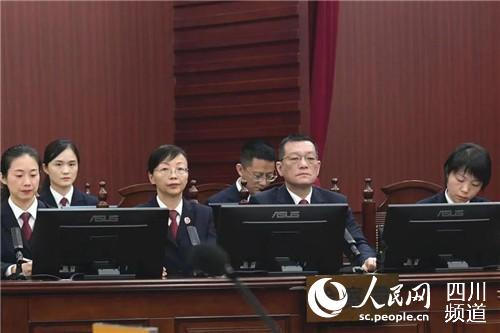 四川省人民檢察院檢察長、二級大檢察官馮鍵（右二）出庭履行職務。四川省人民檢察院 供圖