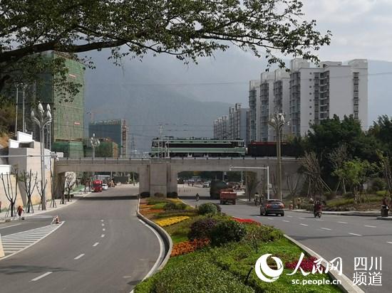改造后的香城大道“穿越”成昆鐵路既有線改擴建工程通過交驗正式通車。蔣榮生 攝