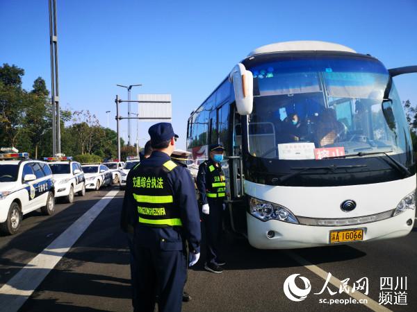 今后，川渝兩地將建立公路聯合治超、交界水域日常聯合巡查、異地案件協同處理等制度，健全跨省違法行為查處協作聯動機制。四川省交通運輸廳供圖
