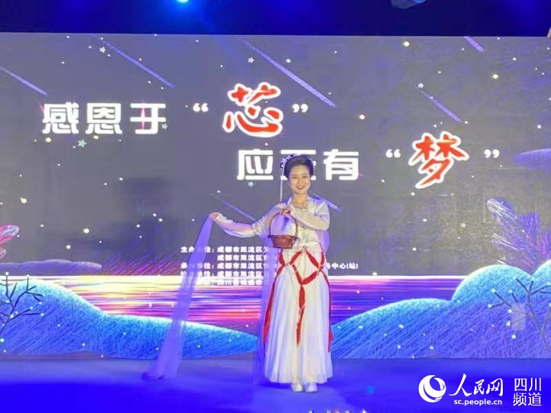 �ɶ�˫����ˮ��Ӧ���������ڹ㳡�ٰ�2020�ꡰһ��һ��ɫ�����մ���̨���ж��ڡ�о��Ӧ���С��Ρ����������ݳ�������ͻ���ͼ