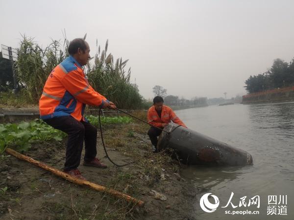 武侯區河湖管護工作人員在江安河邊清除河道漂浮物。四川省水利廳供圖