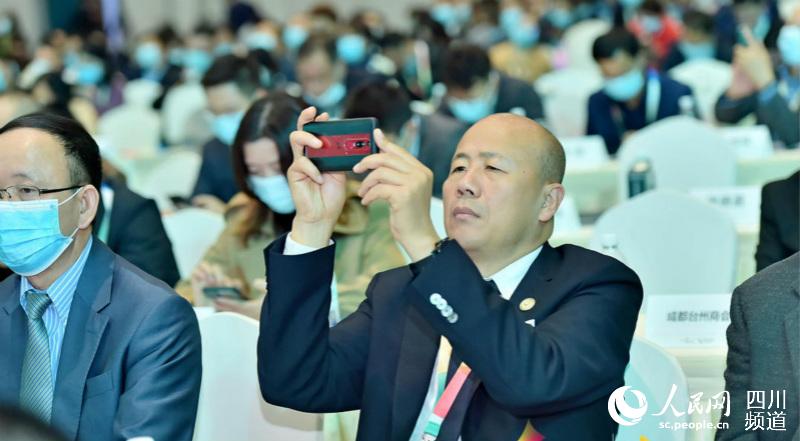 一位參會代表拍攝精彩內容。主辦方供圖