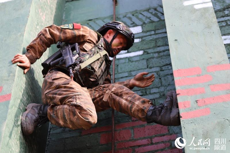 11月20 日，武警戰士利用多種地形開展攀登訓練。 李華時 攝