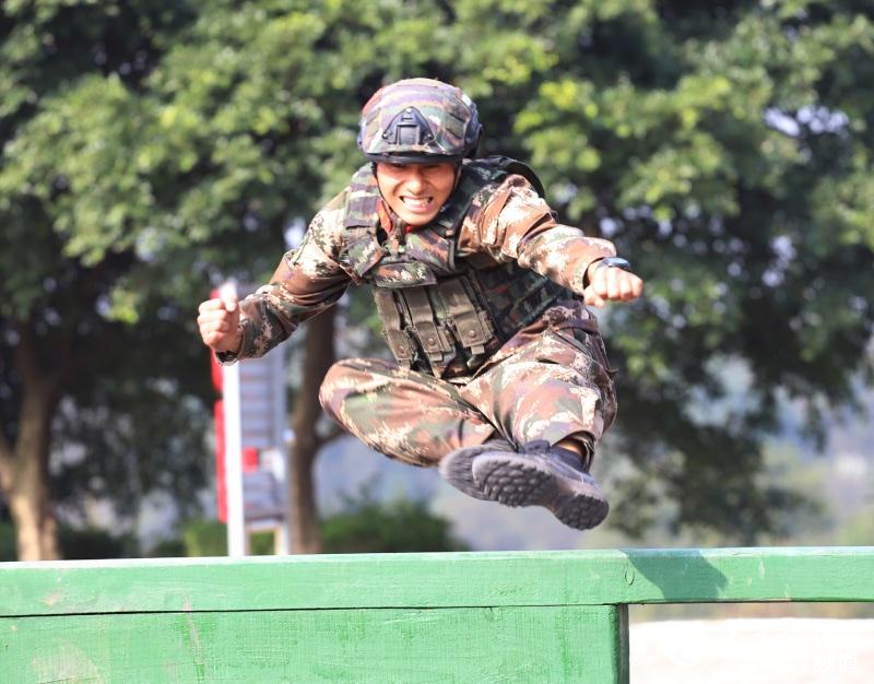 11月20日，武警戰士飛躍障礙。 李華時 攝