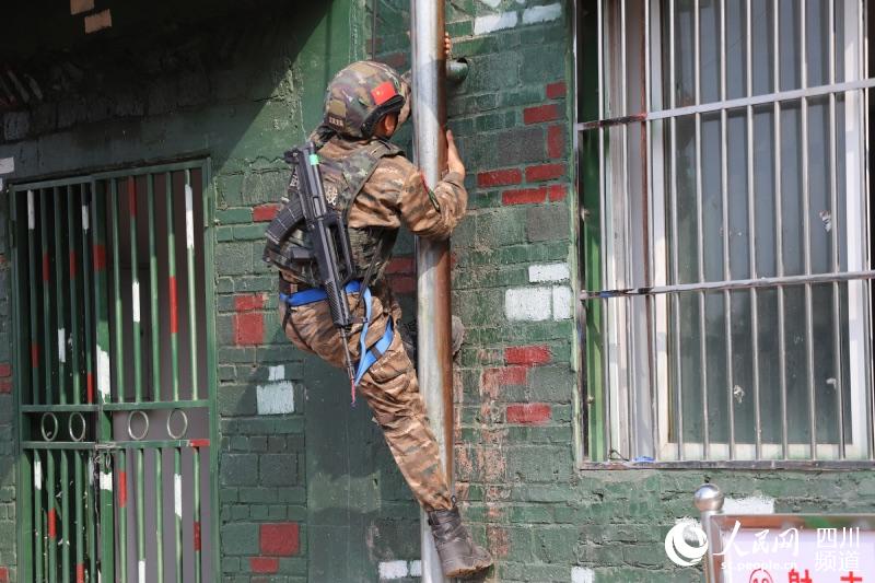 11月20日，武警官兵利用多種地形開展攀登訓練。 李華時 攝