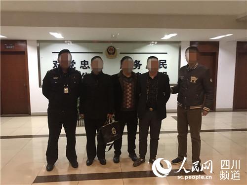 抓獲該犯罪組織頭目王偉。雅安市公安局供圖