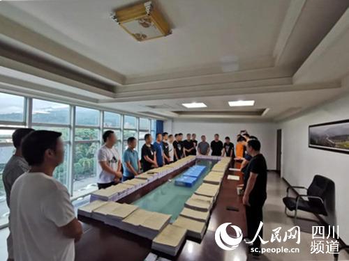 案偵過程中形成大量卷宗。雅安市公安局供圖