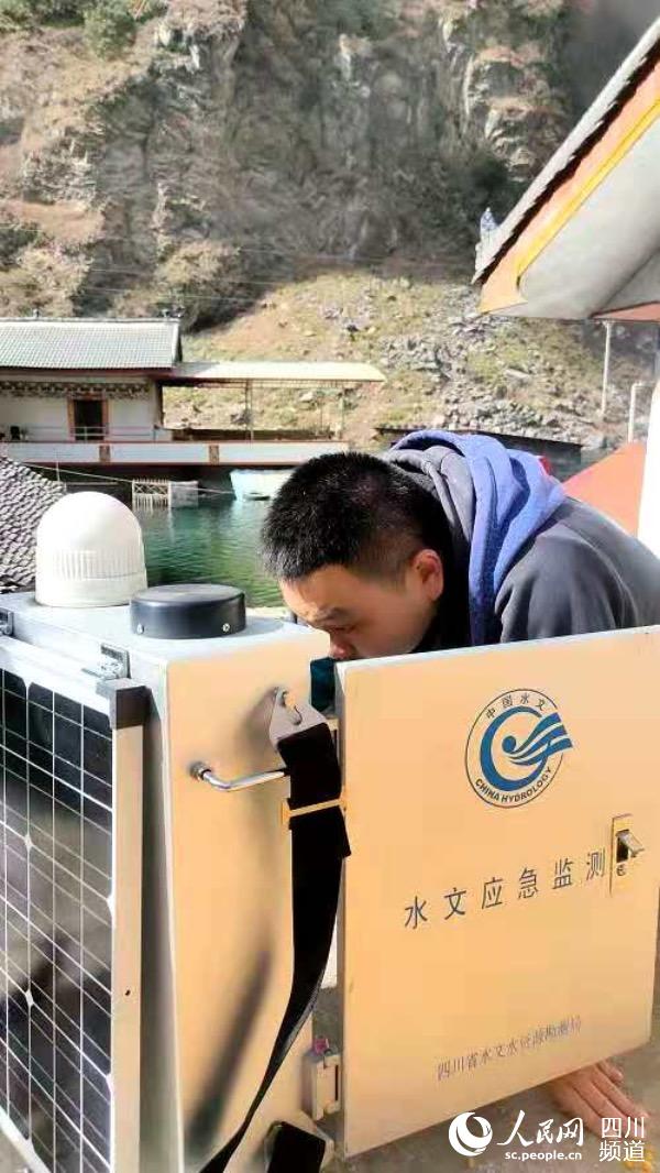 水文局工作人員在甘孜九龍縣踏卡堰塞湖開展應急測報。四川省水利廳供圖