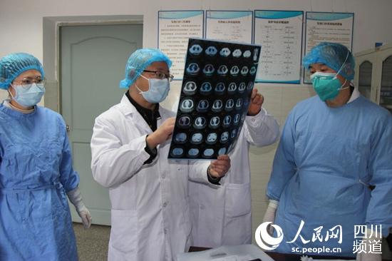谢辉（左二）和同事阅读胸部CT片。
