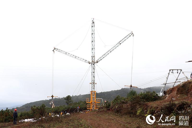 白鶴灘水電站500千伏配套送出工程包2標段組塔作業現場。張建鏵 攝