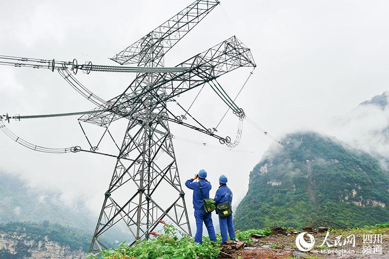 國網四川電力員工冒雨對±800千伏錦蘇線開展特巡。陳翔 攝