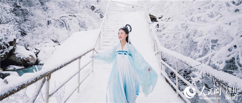 游人在海螺溝。 海螺溝景區管理局供圖局