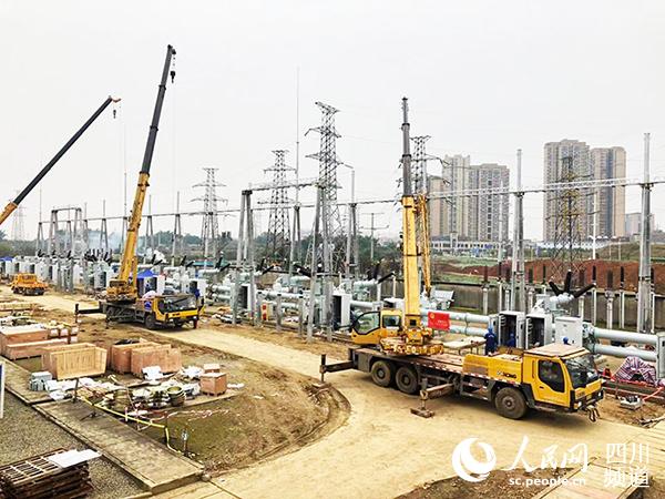大面變電站GIS設備改造現場。秦菡攝
