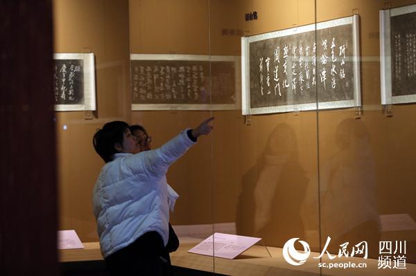 觀看作品的市民。成都市武侯祠博物館供圖