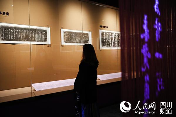 市民正在欣賞展出作品。成都市武侯祠博物館供圖