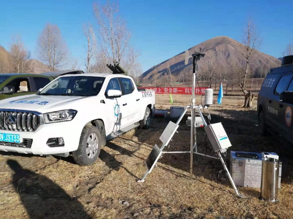 甘孜州气象局在“康巴绿盾・2021”森林草原防灭火应急演练现场架起应急气象观测设备。甘孜州气象局供图
