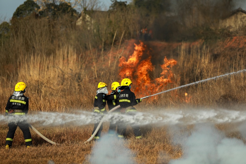 2月5日下午，金堂县消防救援大队消防员在成都市金堂县林区进行实战灭火演练。程雪力摄