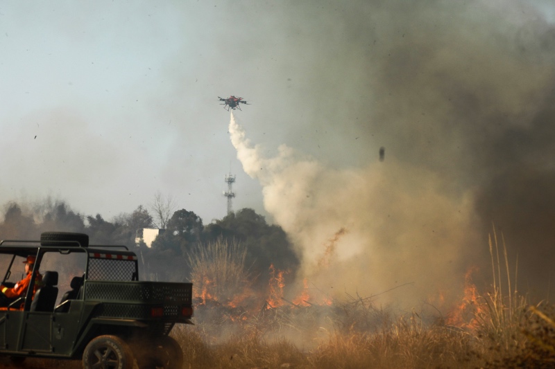 2月5日下午，成都市森林消防大隊無人機在成都市金堂縣林區進行實戰滅火演練。程雪力攝