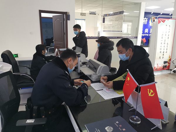 市民正在办理业务。永兴派出所供图 此外，该所依托“成都公安微户政”