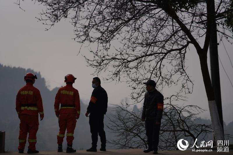 龍泉山城市森林公園內，成都市森林消防大隊消防員和防火檢查人員一道進行防火檢查。程雪力攝