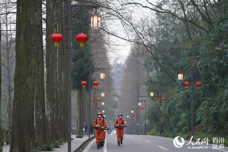 成都市森林消防大隊消防員正在四川省成都市青城山景區內攜裝徒步巡護。程雪力攝