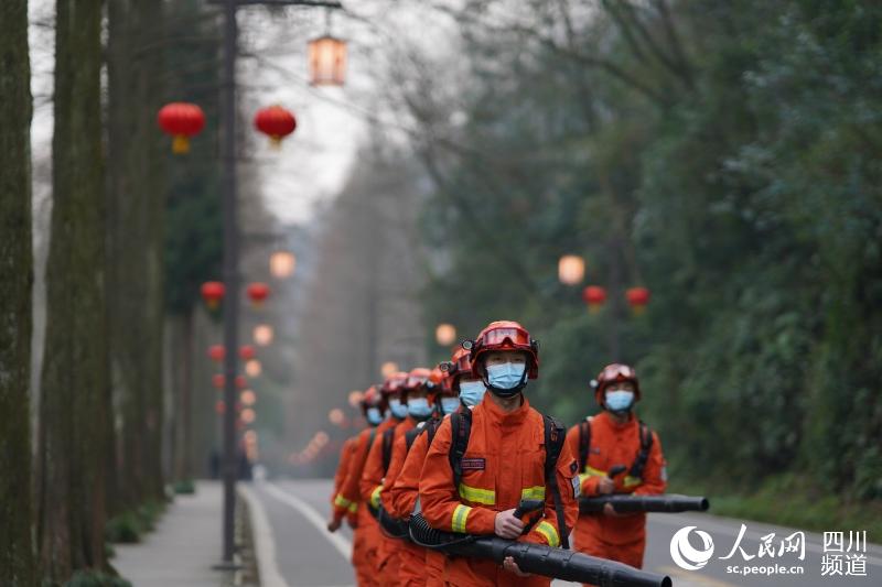 在成都市青城山景區，成都市森林消防大隊消防員正在徒步巡護。程雪力攝