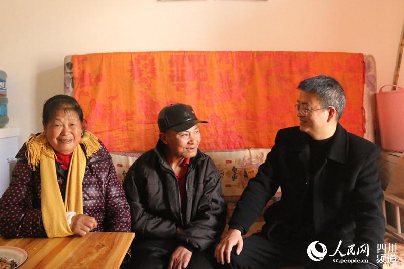羅永茂（右一）到唐碧英家走訪慰問。王春波攝