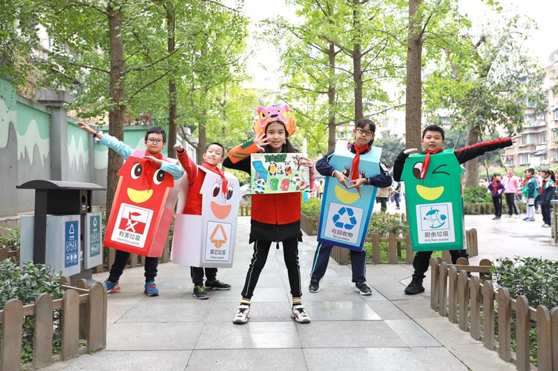 鹽道街小學（東區）學生進社區開展垃圾分類介紹。鹽道街小學（東區）供圖