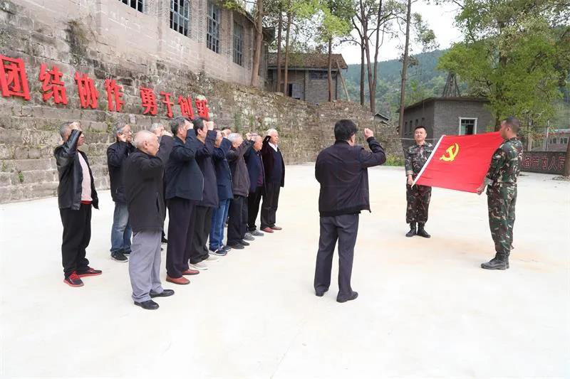 遂寧市紀委監委離退休支部的老黨員們重溫入黨誓詞。遂寧市委宣傳部供圖