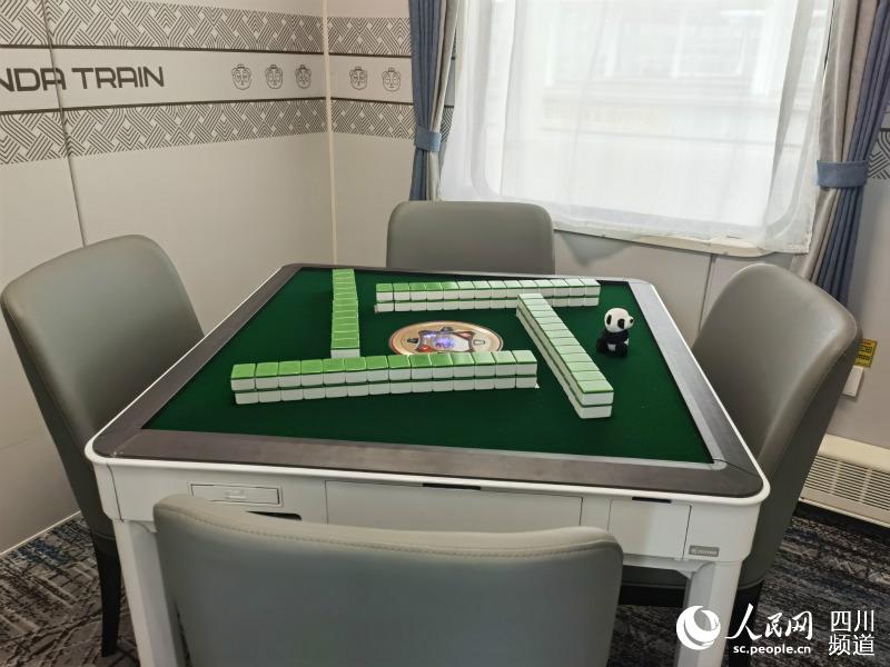 列車娛樂區域設置了三間棋牌室。人民網 郭瑩攝