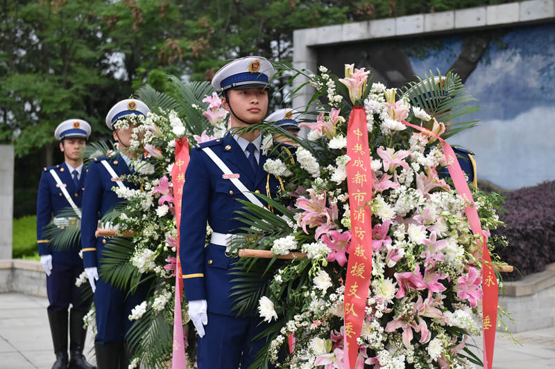 成都消防开展清明节祭奠英烈仪式