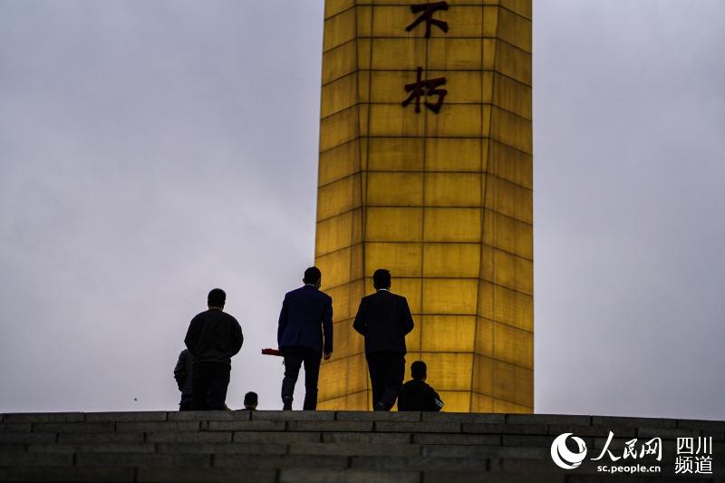 4月2日，市民們在成都市烈士陵園緬懷革命英烈。程雪力攝