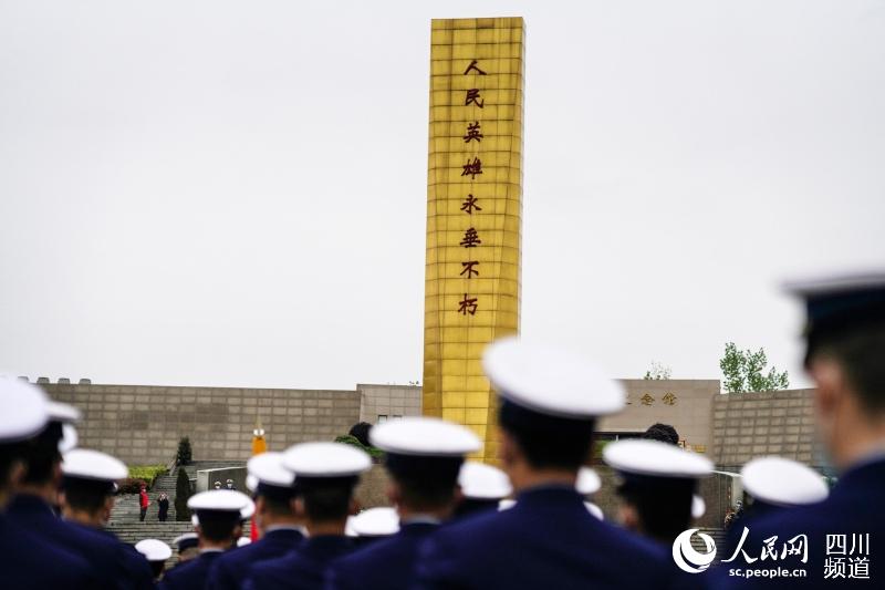 4月2日，四川省森林消防總隊指戰員在成都市烈士陵園緬懷木裡救火勇士。程雪力攝