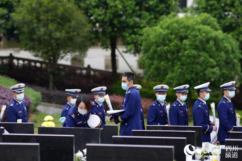 4月2日，四川省森林消防總隊指戰員來到墓地向木裡救火勇士獻花，深切懷念滅火作戰中犧牲的戰友。程雪力攝