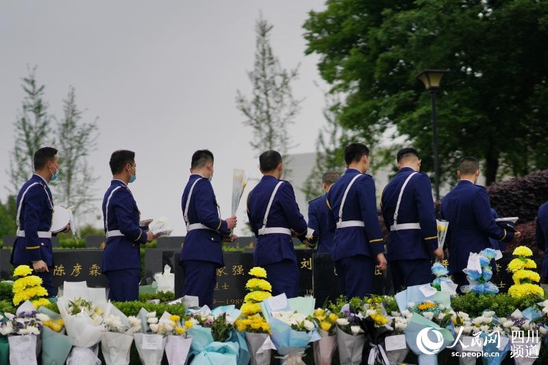 4月2日，在成都烈士陵園，四川省森林消防總隊指戰員來到墓地向木裡救火勇士獻花，深切懷念滅火作戰中犧牲的戰友。程雪力攝