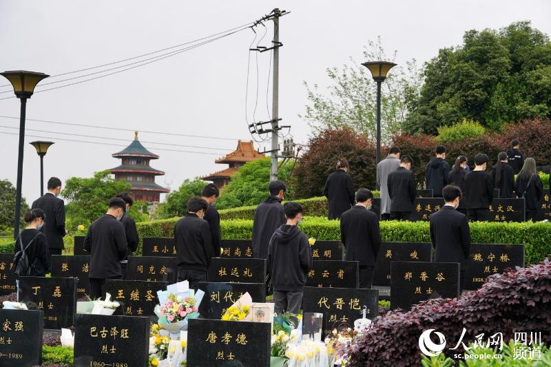 4月2日，在成都烈士陵園，市民向木裡救火勇士獻花。程雪力攝