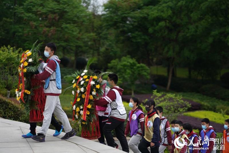 4月2日，學生們在成都市烈士陵園敬獻花圈。程雪力攝