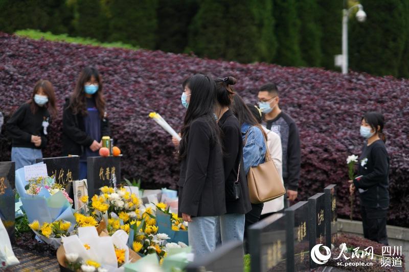 4月2日，在成都烈士陵園，市民向木裡救火勇士獻花。程雪力攝