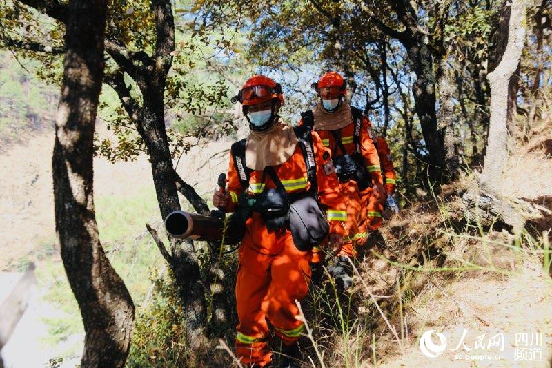 4月3日，甘孜州森林消防支隊雅江大隊消防員在雅江縣烈士陵園周邊防火巡護。向琦攝