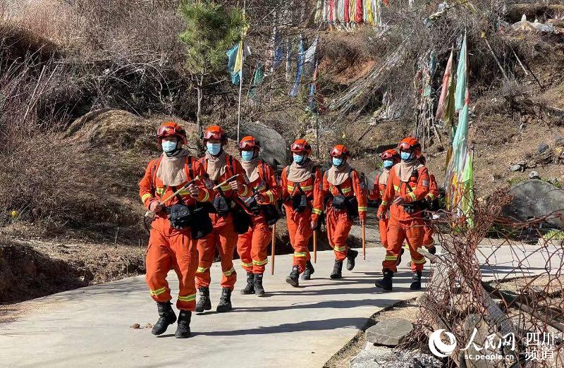 4月3日，甘孜州森林消防支隊雅江大隊消防員開展防火巡護。姜孝年攝