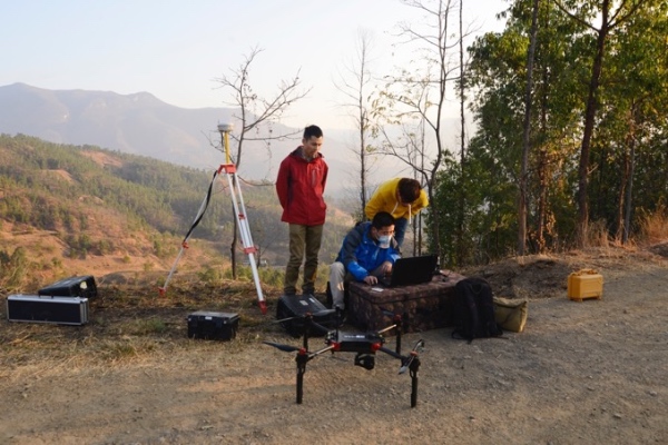 四川省安科院技術人員在地面工作點對無人機傳輸回來的數據進行對比。四川省安科院供圖