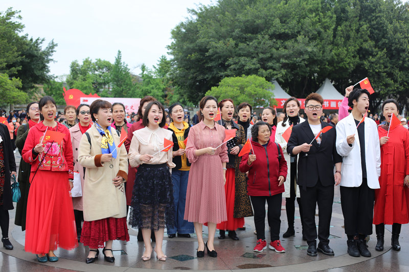 合唱《沒有共產黨就沒有新中國》歌曲。德陽日報社供圖