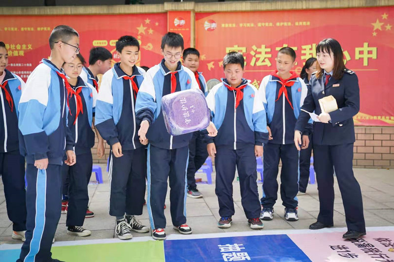 同學們體驗“稅費飛行棋”。成華區稅務局供圖